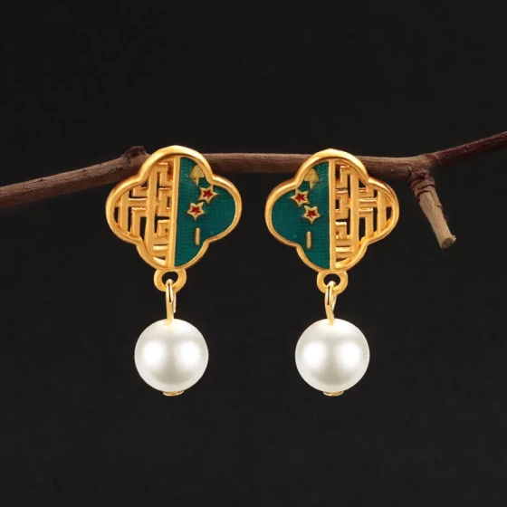 New Chinese-style creative hollow four-leaf clover exquisite enamel pearl stud earrings, light luxury niche vintage earrings