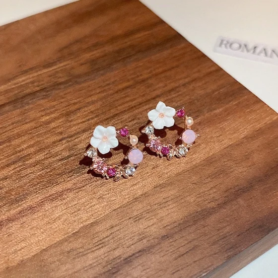Hollow-out diamond-studded floral pearl earrings for women, fashionable, simple, fresh, unique, versatile ear accessories