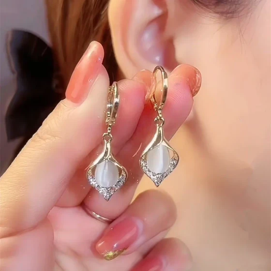 Retro New Chinese Style Cat's Eye Stone Earrings for Women, Elegant and Unique Design, Internet Celebrity Water Drop Earrings