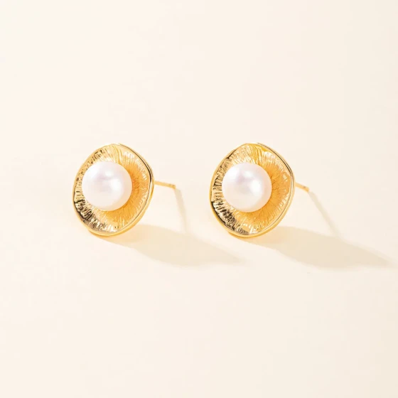 Influencer-style irregular lotus leaf earrings with imitation freshwater pearls, high-end and unique mosquito coil-shaped earrings