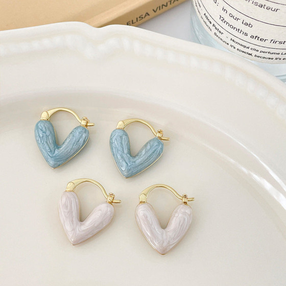 Heart-shaped earrings for women, popular high-end earrings, unique niche design, elegant ear studs