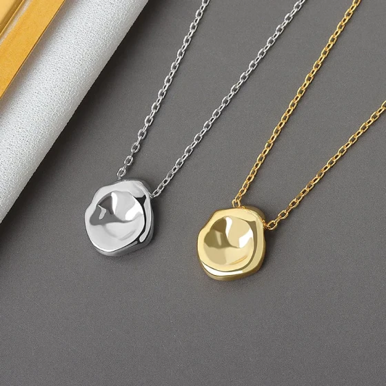 Irregular Geometric Glossy Necklace for Women ins Minimalist cool metallic pendant with contrasting colors clavicle chain
