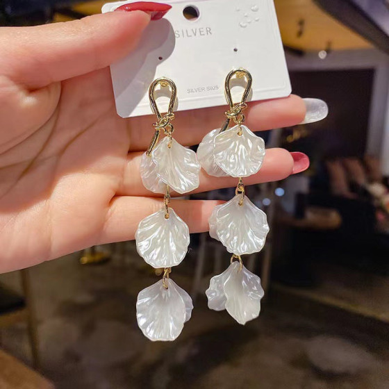 Light luxury and high-end new resort-style shell earrings with metal knots, elegant and versatile, trendy accessories