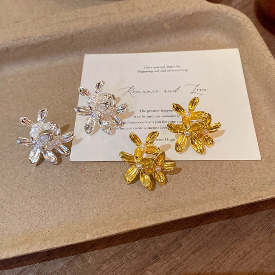 Korean-style exaggerated floral earrings for women, sweet and elegant, with a high-end feel, versatile, chic, and luxurious