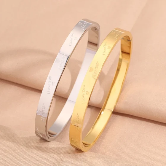 LOVE Heart-embossed titanium steel bracelet for women, high-end versatile couple's bracelet, non-fading, light luxury stainless steel bracelet