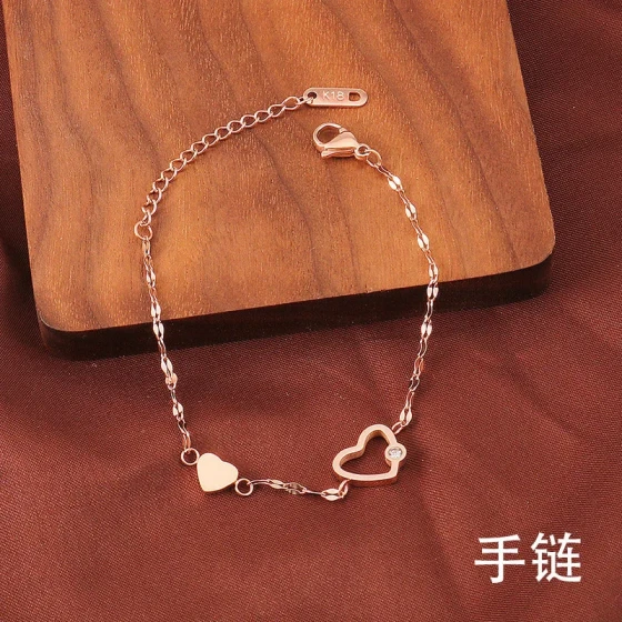 Titanium steel bracelet for women with a beating heart, a girlish heart jewelry ins Super cute student heart-shaped handmade accessories are now on the market