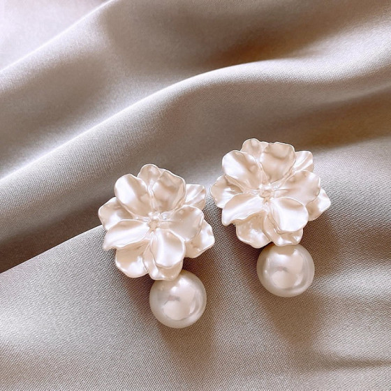 New2025Popular white, blue, and pink floral pearl stud earrings for women, unique design with niche texture