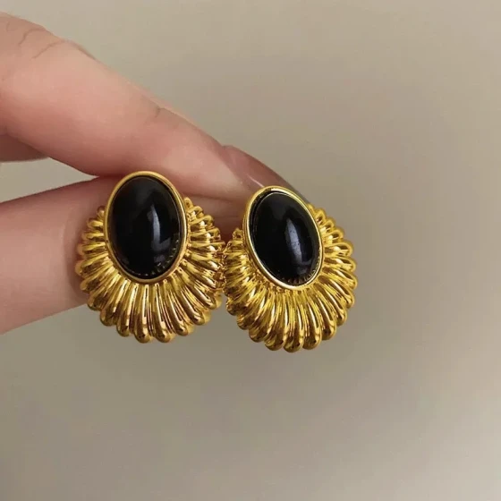 French-style high-end black oval vintage earrings for women, niche light luxury gold cool and elegant stud earrings with silver pins
