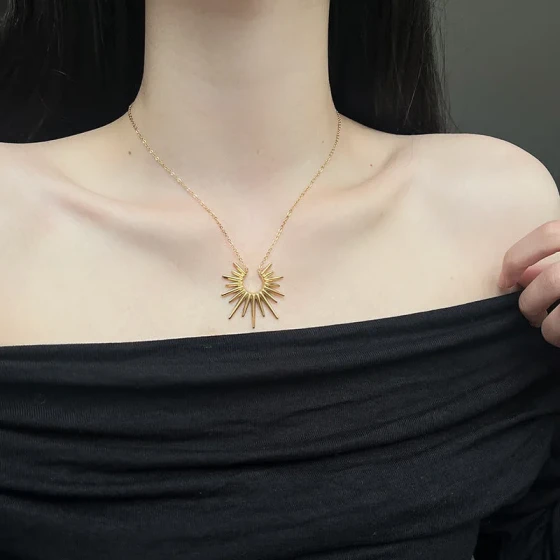 Europe and America ins Cold18k gold Sun clavicle chain with a high-end feel, niche design, versatile titanium steel pendant necklace for women