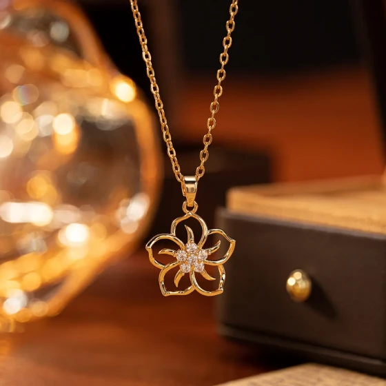 New European and American hollow flower pendant necklace for girls, simple, elegant, and exquisite