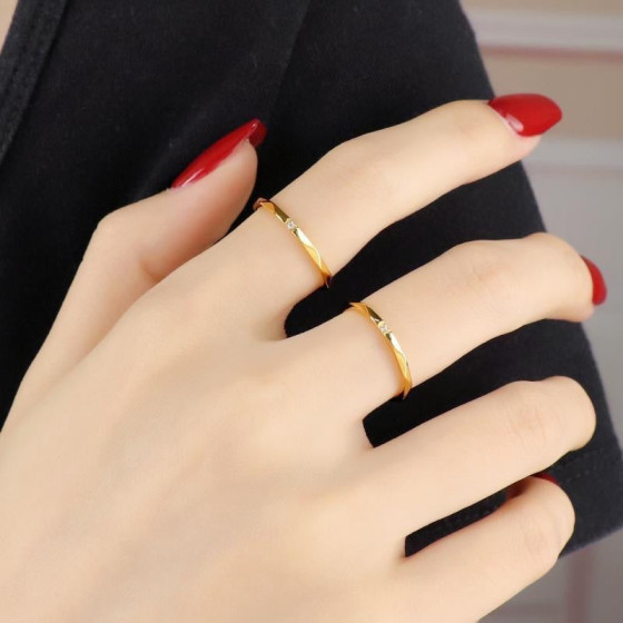 Plain ring with small diamonds and engraved patterns, women's niche design, non-fading titanium steel tail ring, stylish and unique pinky ring, index finger ring