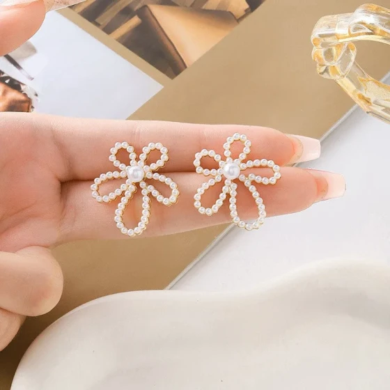 Korean-style pearl exquisite flower stud earrings, fashionable ear accessories, silver needle women's earrings, elegant and versatile vintage earrings