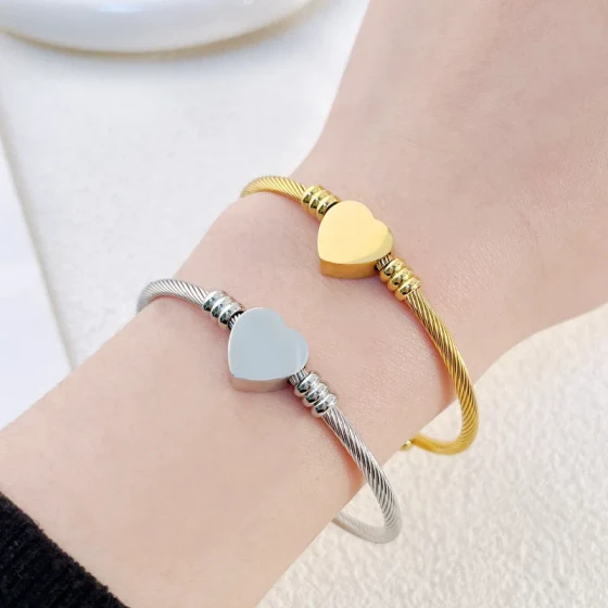 Titanium steel bracelet Elastic heart-shaped open bracelet for girls with a high-end feel Exquisite, light-luxury, niche, non-fading bracelet