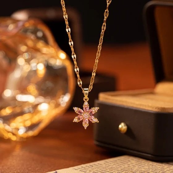Women's Necklace: Popular European and American Style, Zircon Flower, Unique New Design, Versatile and Elegant Necklace
