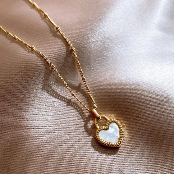 White shell black heart necklace for women, niche design, light luxury, new model, neck chain accessory, pendant, collarbone chain