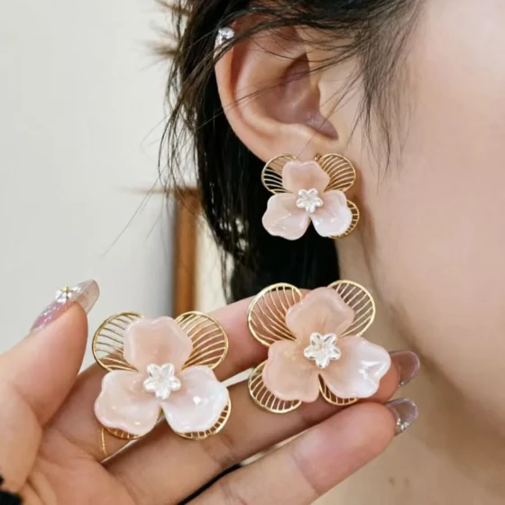 vintage Vintage two-tone floral stud earrings for women, niche high-end earrings with a gentle, elegant, and classic charm