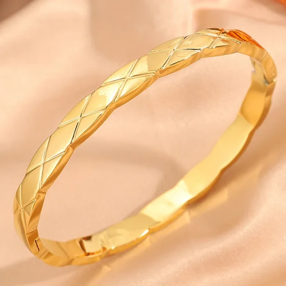 New high-end diamond-pattern stainless steel bracelet for women, high-end diamond-shaped titanium steel bracelet that does not fade