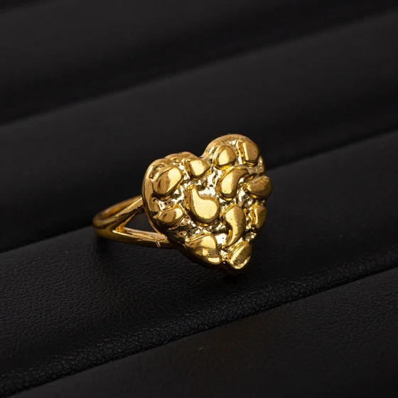 European and American fashion light luxury gold heart-shaped copper ring for women, unique and versatile finger ring