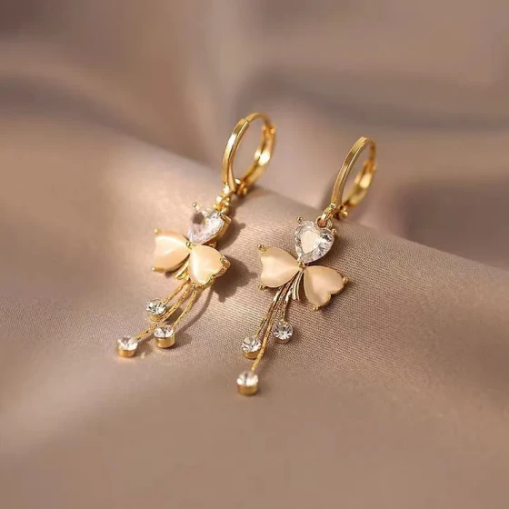 Light luxury clover earrings, new model with a niche design, high-end tassel ear cuffs for women, spring and summer elegant earrings