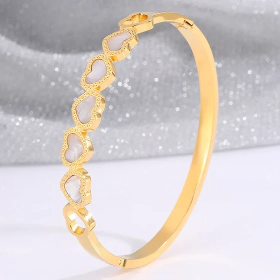New stainless steel hollow heart-shaped shell bracelet for women, European and American fashion, versatile and romantic titanium steel bracelet