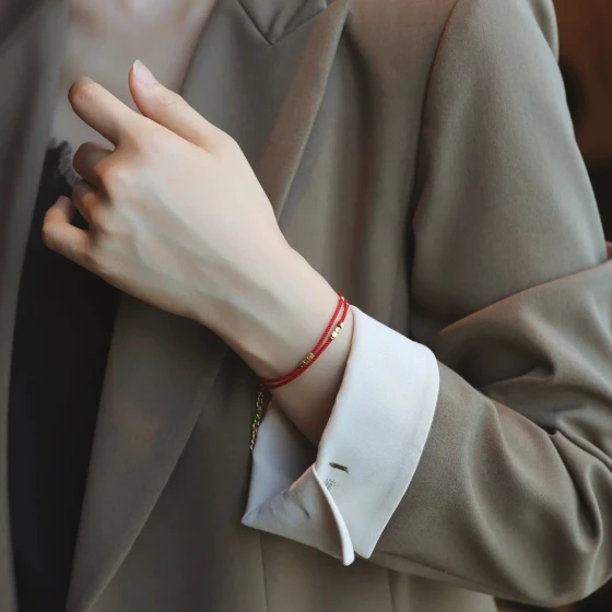 New Chinese-style light luxury red string bracelet with gold fragments and titanium steel for the zodiac year, a versatile and fashionable woven red string OL Send Girlfriend