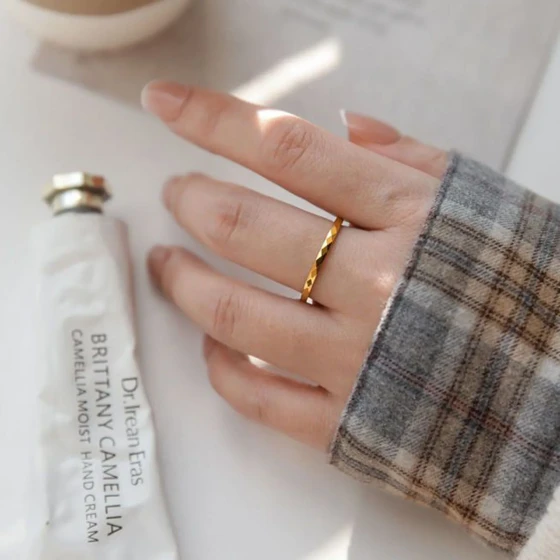 2mm New diamond-pattern titanium steel non-fading ring ins High-end trendy gold engraved ring with faceted design