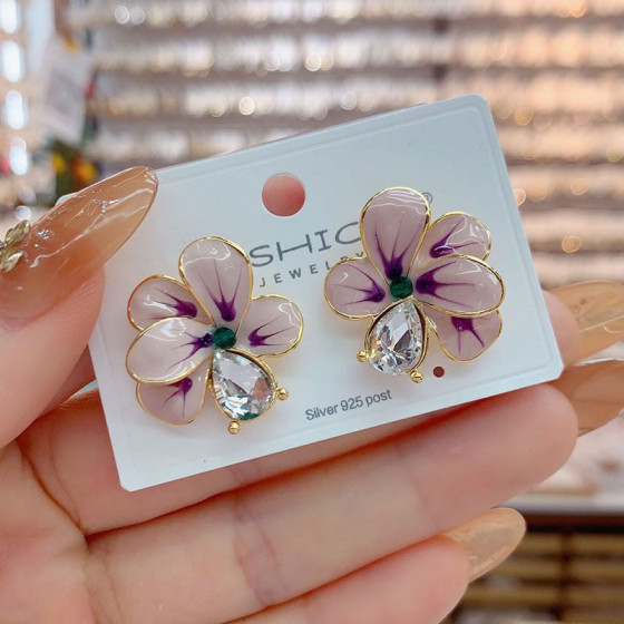 Korean-style fashionable oil-drip petal zircon earrings, niche versatile trendy silver needle earrings for women, elegant and sophisticated ear accessories