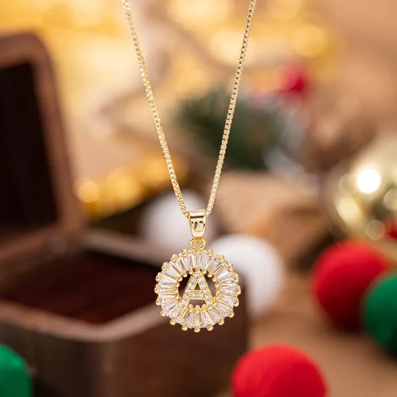 New European and American fashion light luxury full-diamond round letter pendant necklace, niche high-end clavicle chain accessory