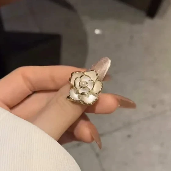 French-style niche design camellia flower ring for women, light luxury, exquisite, high-end, fashionable and unique