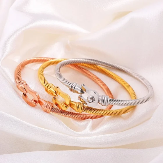 Titanium steel bracelet Elastic horseshoe clasp bracelet for women with a high-end feel Simple and stylish, non-fading exquisite bracelet for best friends