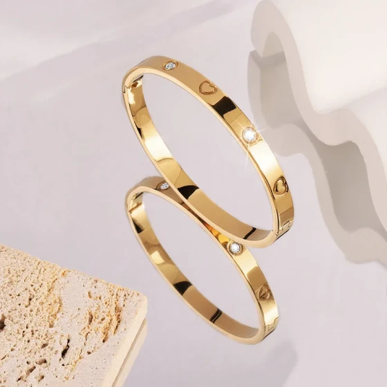 Stainless steel bracelet love Heart-shaped diamond-encrusted titanium steel fashion watch for men and women gold with clasp that doesn't fade, suitable for couples
