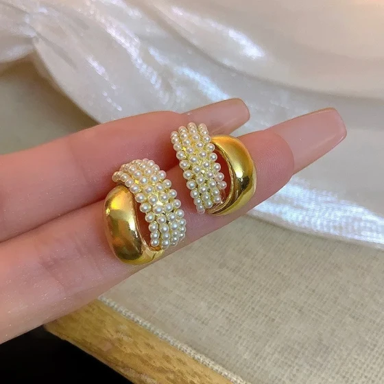 French vintage high-end pearl metal arc earrings for women, light luxury, elegant, simple and versatile earrings
