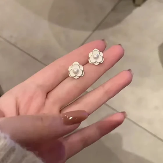 White camellia light luxury earrings, new trendy women's earrings with an elegant and sophisticated feel, niche design studs