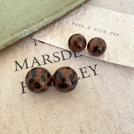 Maillard retro leopard print bead stud earrings for women, light luxury, high-end fashion earrings, minimalist and exquisite ear accessories