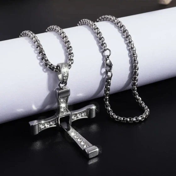 New hot-selling fashion personalized hip-hop stainless steel diamond-encrusted cross pendant necklace, high-end versatile accessory