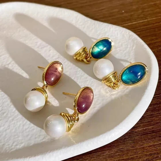 French-style vintage personality pearl earrings for women, fashionable and light luxury, versatile mid-century oval earrings