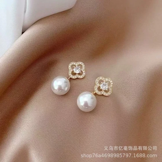 Trendy four-leaf clover studded pearl earrings with diamonds, unique and stylish, light luxury, dazzling and elegant ladylike earrings