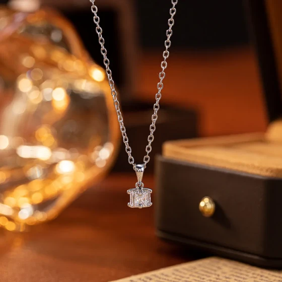 Square zircon necklace for women, light luxury fashion with a cool vibe, collarbone chain, niche design, versatile and elegant neck accessory