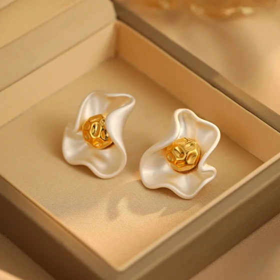 Retro Hong Kong-style irregular petal earrings with a light luxury design, featuring wrinkled silk flowers, fashionable and exquisite minimalist earrings