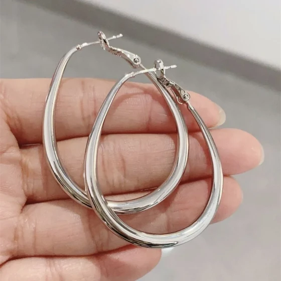 Water drop hoop earrings are simple, cool, versatile, and feature a niche design that makes the face look smaller. They are a new, trendy, and unique accessory for the year