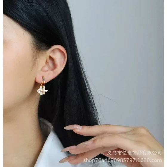Luxurious and sophisticated four-leaf clover earrings with full diamond and mother-of-pearl for women, exquisite, sweet, gentle, versatile, suitable for commuting