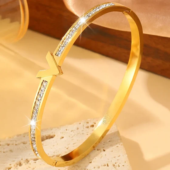 New titanium steel bracelet for women with square diamond inlay V Alphabet high-end stainless steel bracelet, luxurious jewelry that does not fade