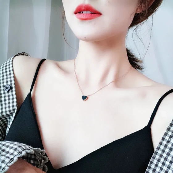 Black and red double-sided heart-shaped titanium steel necklace for women18K Rose gold collarbone chain, popular accessory jewelry pendant