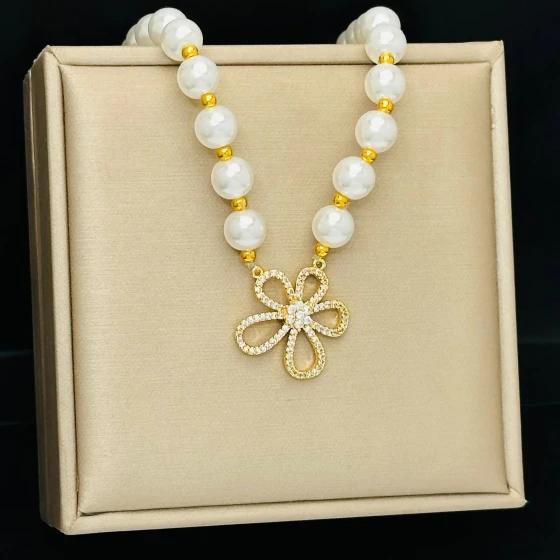 White Pearl Flower Scented Sachet Shiny Ruyi Copper Alloy Necklace for Women, Light Luxury Pendant Jewelry, Chinese Style Ethnic Clavicle Chain
