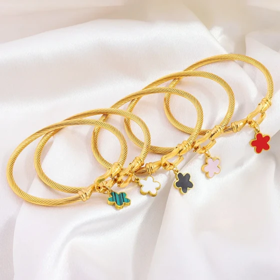 Fashionable European and American stainless steel bracelet, personalized and simple, with a five-leaf flower and horseshoe clasp, women's light luxury high-end twist bracelet