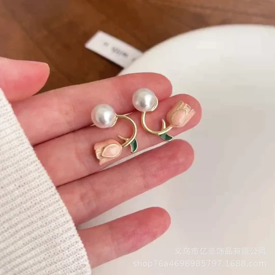 Pink tulip pearl earrings for women, autumn sweet niche design earrings, fashionable and sophisticated temperament studs