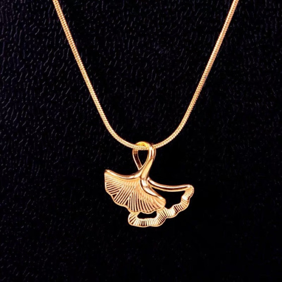 Ginkgo Leaf Titanium Steel Necklace for Women, "Three Lives of Happiness" Clavicle Chain, Light Luxury Niche Design Accessory Pendant
