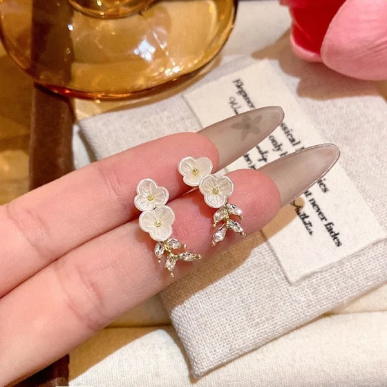 Fresh and simple new Chinese-style plum blossom branch and leaf earrings, light luxury niche design, high-end and elegant, versatile earrings