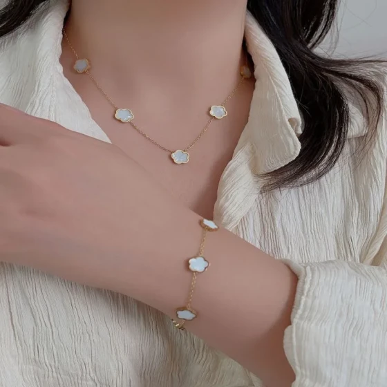 Fashionable and Popular Lucky Clover Flower Mother-of-Pearl Titanium Steel Necklace for Women, Versatile and Luxurious Plum Blossom Clavicle Chain