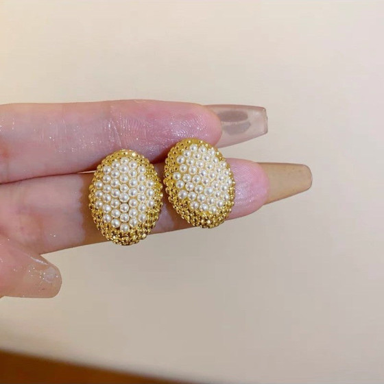 European and American Light Luxury ins Pearl stud earrings with an exaggerated style, fashionable and sophisticated, versatile vintage personality earrings
